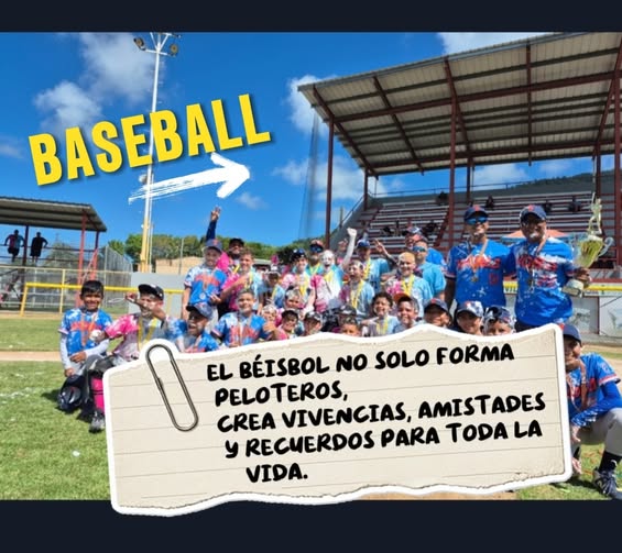 El equipo de WOBA celebra con el trofeo